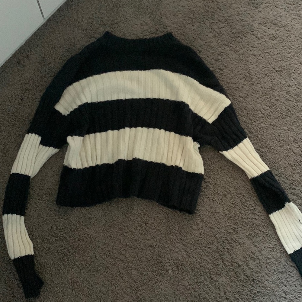 I’m selling this cropped sweater from American eagle